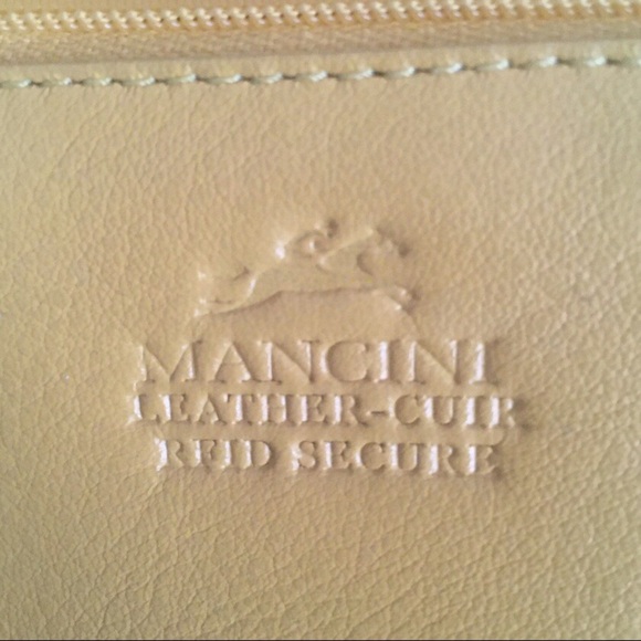 YELLOW HELLO KITTY GENUINE LEATHER PURSE - Picture 3 of 3